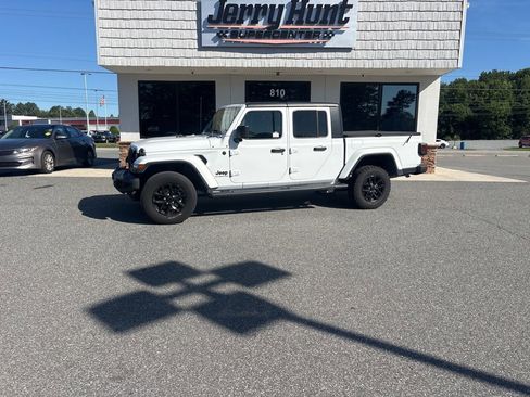 Used 2022 Jeep Gladiator Sport AWD/4WD image 1