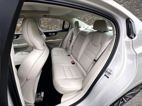 Used 2022 Volvo S60 B5 Momentum w/ Climate Package FWD image 24