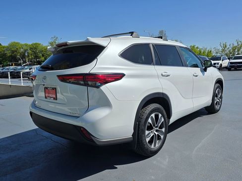 Used 2023 Toyota Highlander XLE AWD/4WD image 3
