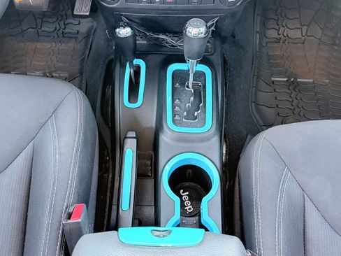 Used 2016 Jeep Wrangler Unlimited Sahara w/ Connectivity Group AWD/4WD image 19