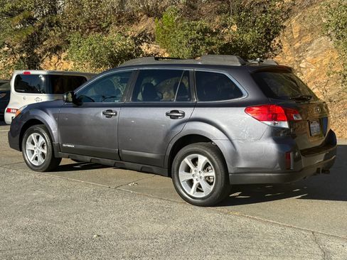 Used 2013 Subaru Outback 3.6R Limited w/ Moonroof Pkg AWD/4WD image 3