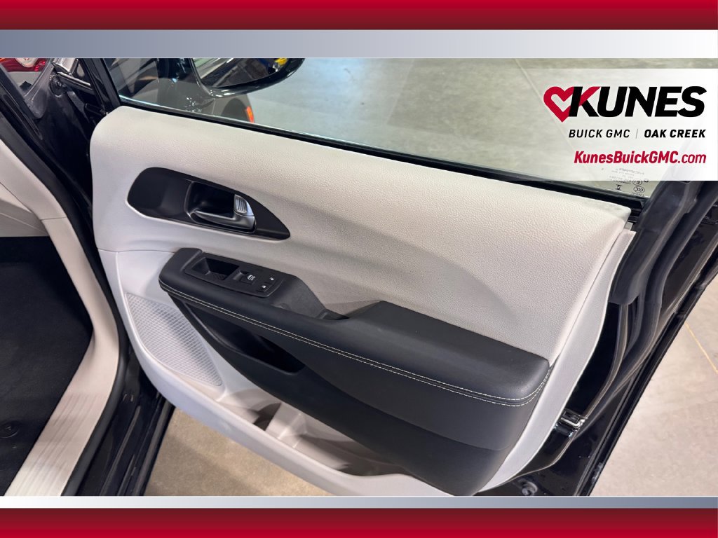 Used 2024 Chrysler Pacifica Touring-L FWD image 22