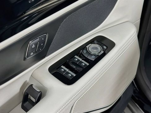 Used 2026 Lincoln Nautilus Premier AWD/4WD image 18