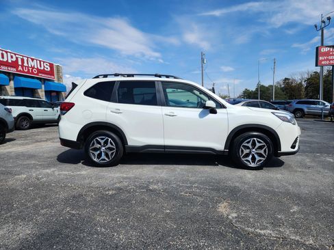 Used 2023 Subaru Forester Premium image 8