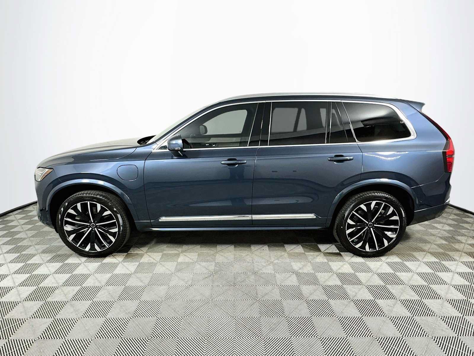 New 2026 Volvo XC90 T8 Plus w/ Protection Package AWD/4WD image 4