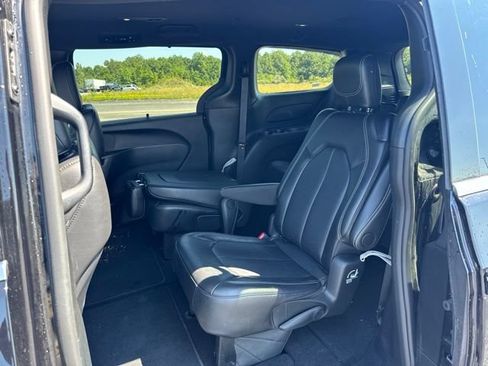 Used 2025 Chrysler Pacifica Select FWD image 7