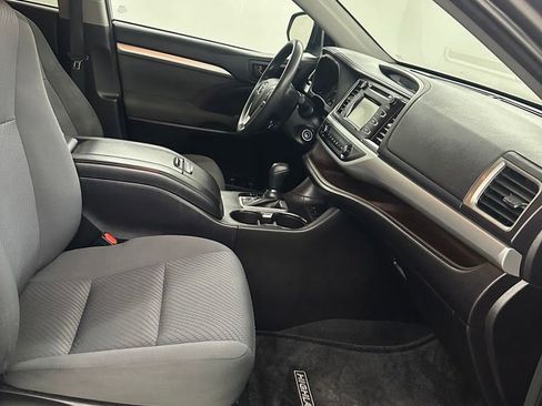 Used 2016 Toyota Highlander LE FWD image 38