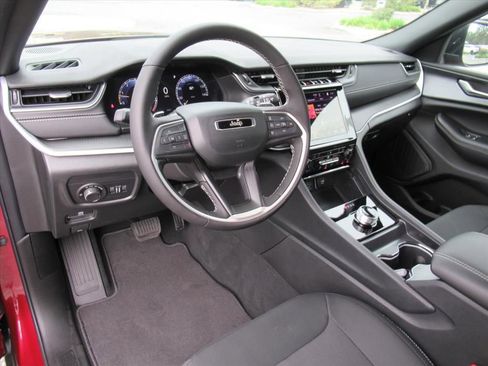 Used 2025 Jeep Grand Cherokee L Laredo w/ Luxury Tech Group I image 15