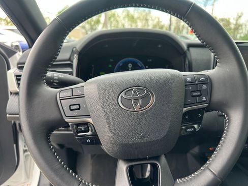 Used 2025 Toyota Camry SE image 28
