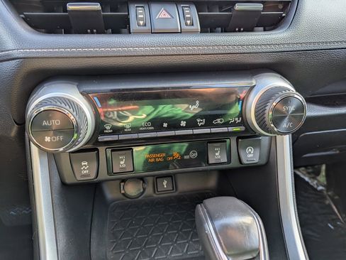 Used 2022 Toyota RAV4 XLE Premium image 22