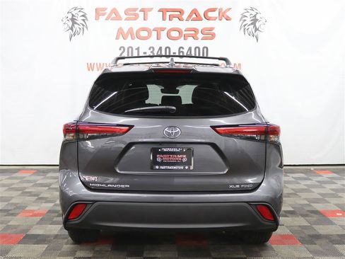 Used 2021 Toyota Highlander XLE image 5