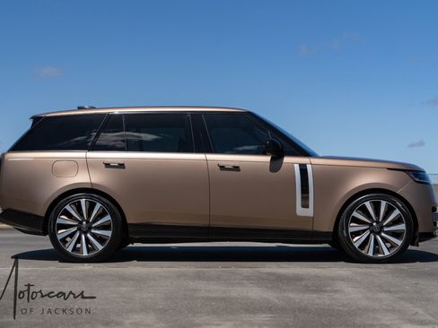 Used 2023 Land Rover Range Rover SV image 3