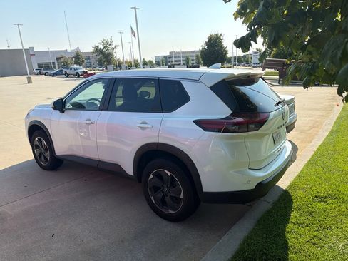 Used 2024 Nissan Rogue SV FWD image 5