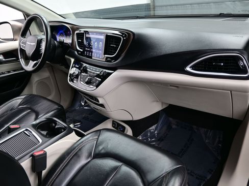 Used 2018 Chrysler Pacifica Touring-L Plus w/ Advanced Safetytec Group FWD image 14