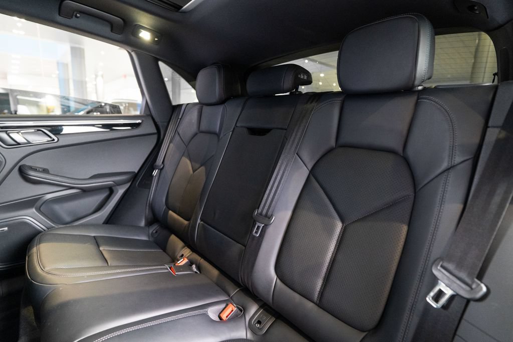 Certified 2025 Porsche Macan AWD/4WD image 35