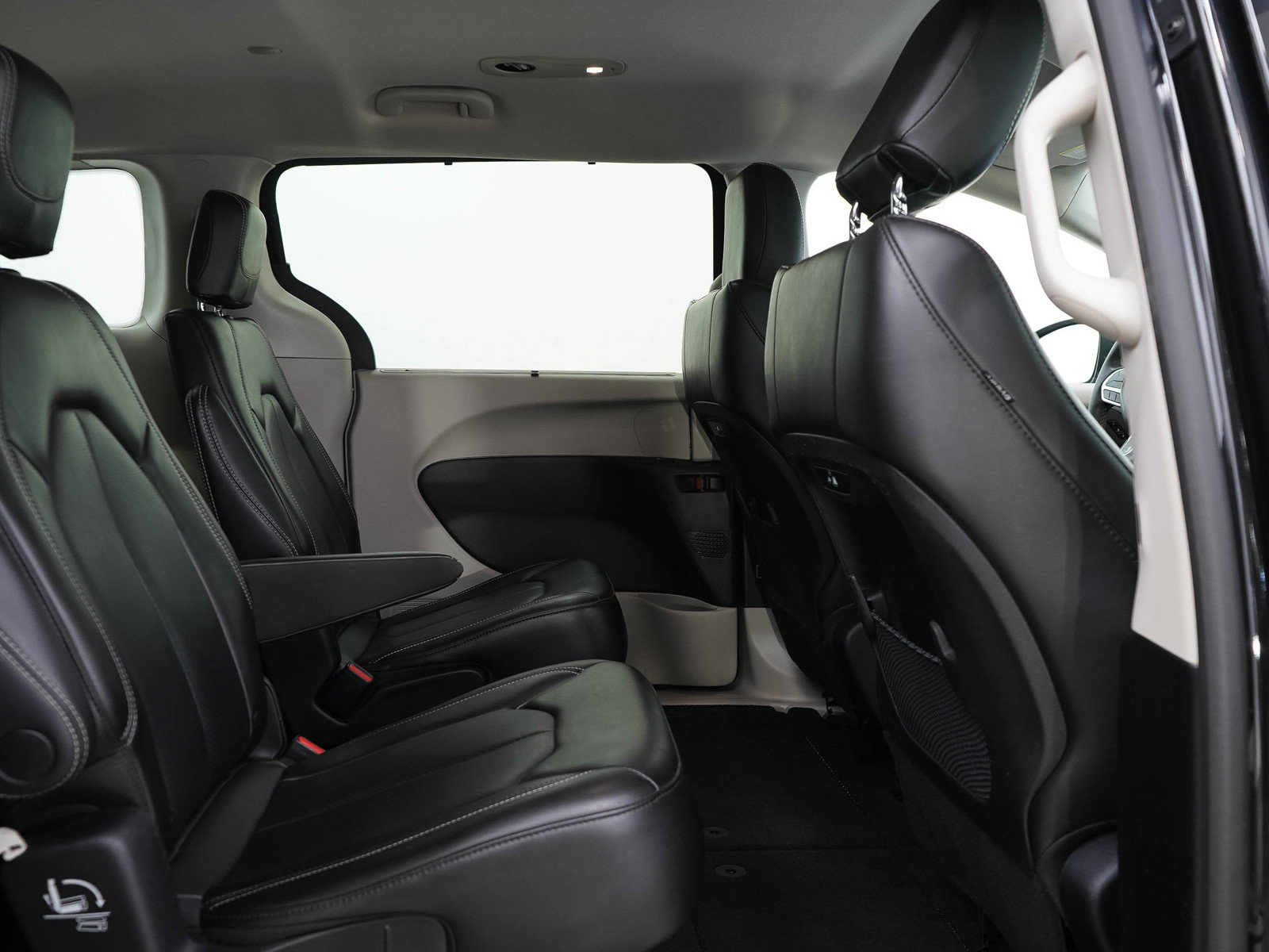Used 2023 Chrysler Pacifica Touring-L FWD image 16