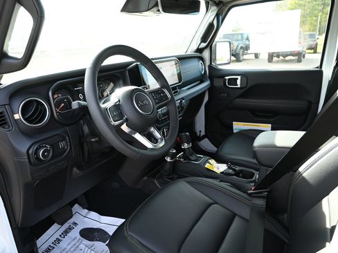 New 2025 Jeep Wrangler Unlimited Sahara AWD/4WD image 9