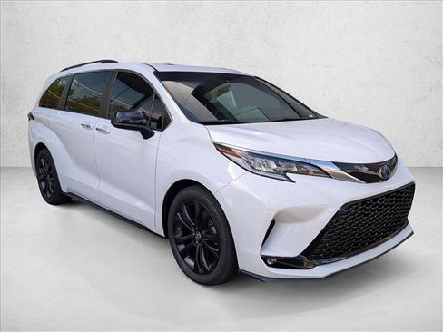 Used 2022 Toyota Sienna XSE FWD image 3