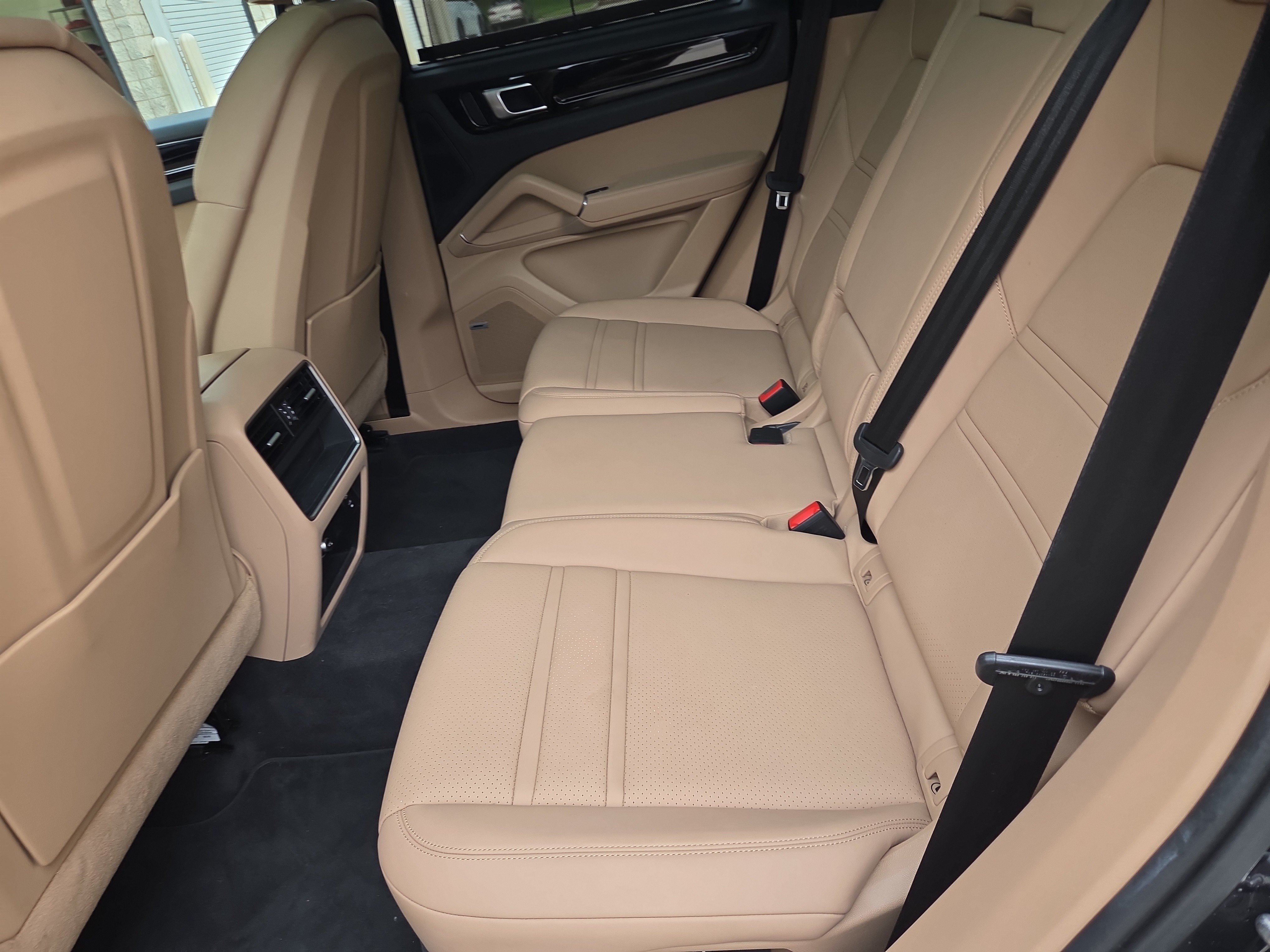 Used 2022 Porsche Cayenne Platinum Edition AWD/4WD image 7