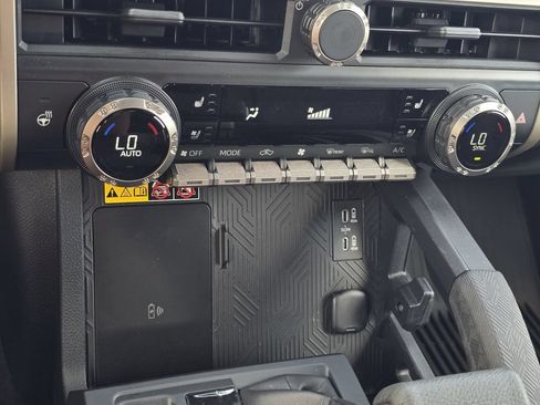 Used 2024 Toyota Tacoma Limited w/ Limited Package (LT) AWD/4WD image 21