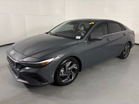 Used 2025 Hyundai Elantra Limited FWD image 4