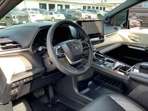 New 2025 Toyota Sienna Platinum image 18