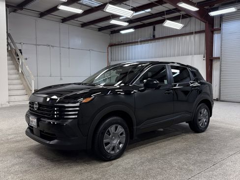 Used 2025 Nissan Kicks S image 1