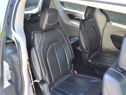 Used 2022 Chrysler Pacifica Touring-L FWD image 35