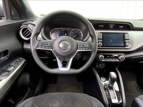 Used 2018 Nissan Kicks SV image 5