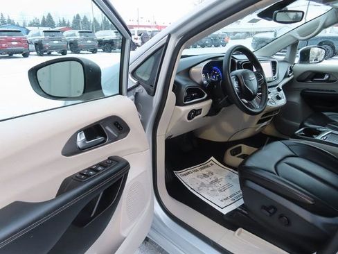 Used 2023 Chrysler Pacifica Touring-L image 18