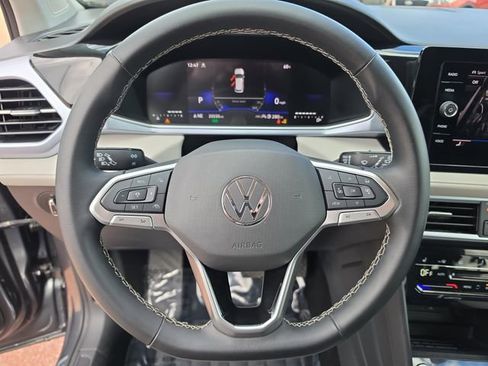 Used 2025 Volkswagen Taos SE AWD/4WD image 14