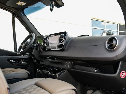 Used 2025 Mercedes-Benz Sprinter 2500 image 36