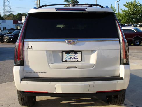 Used 2019 Cadillac Escalade Premium Luxury RWD image 4
