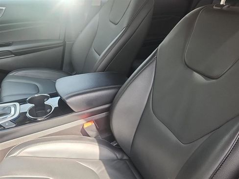 Used 2018 Ford Edge Titanium w/ Technology Package AWD/4WD image 12