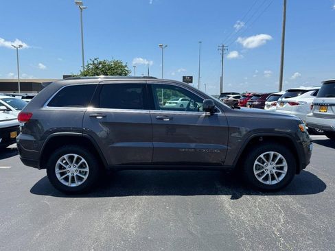 Used 2021 Jeep Grand Cherokee Laredo image 2