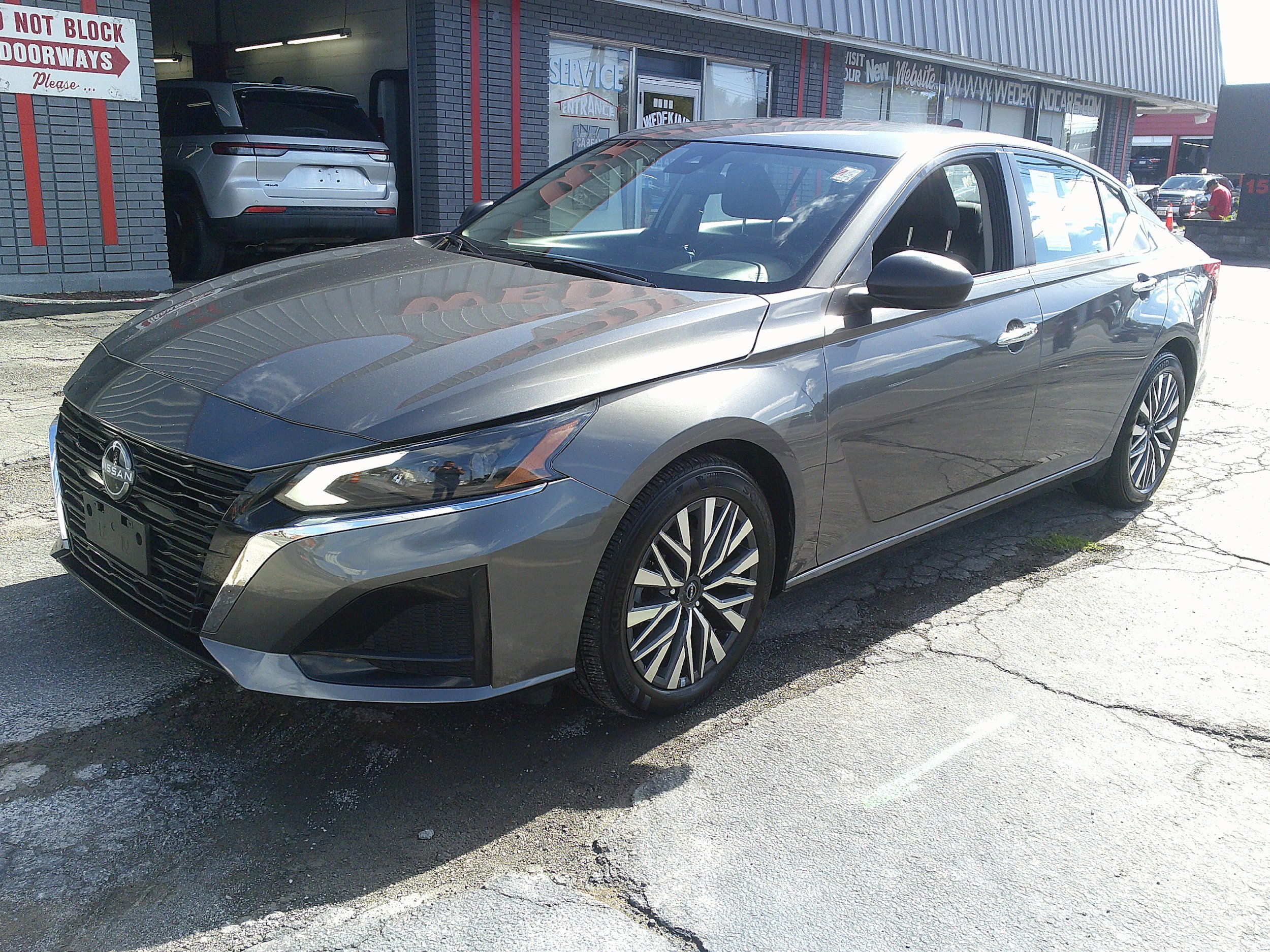 Used 2024 Nissan Altima 2.5 SV FWD image 2