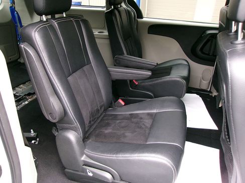 Used 2017 Dodge Grand Caravan SXT image 10