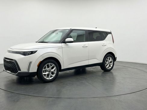 Used 2025 Kia Soul LX w/ LX Technology Package FWD image 3