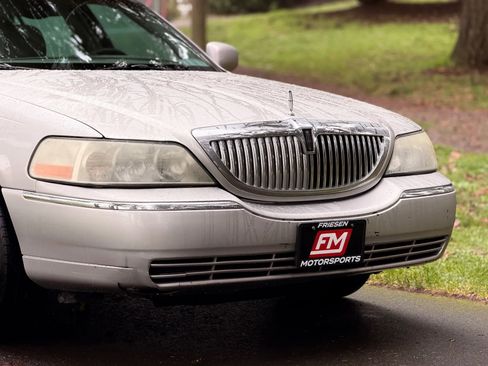 Used 2005 Lincoln Town Car Signature image 9