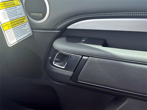 New 2025 Land Rover Discovery Dynamic SE image 19