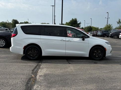 Used 2024 Chrysler Pacifica Limited FWD image 2