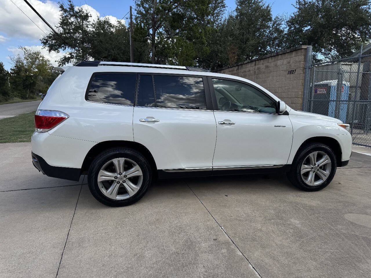 Used 2013 Toyota Highlander Limited AWD/4WD image 16