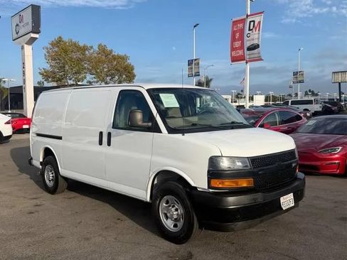 Used 2021 Chevrolet Express 3500 w/ Driver Convenience Package RWD image 3