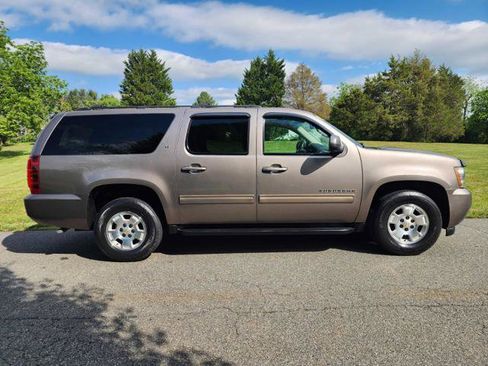 Used 2014 Chevrolet Suburban LT RWD image 5