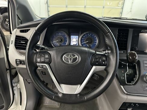 Used 2015 Toyota Sienna XLE AWD/4WD image 21