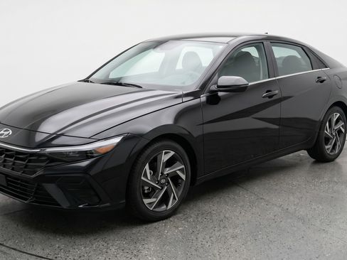Used 2025 Hyundai Elantra SEL FWD image 3