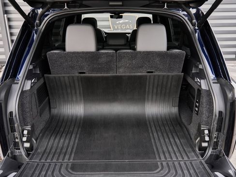 Used 2023 Land Rover Range Rover Long Wheelbase SE image 16