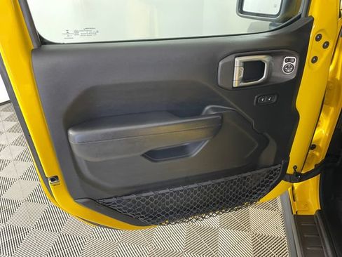 Used 2019 Jeep Wrangler Rubicon w/ Cold Weather Group AWD/4WD image 15