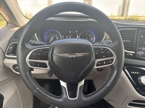 Used 2024 Chrysler Pacifica Touring-L FWD image 12