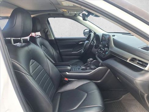 Used 2022 Toyota Highlander XLE AWD/4WD image 18